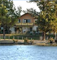 Holiday house overlooking Lake Sambell walking distance to shops